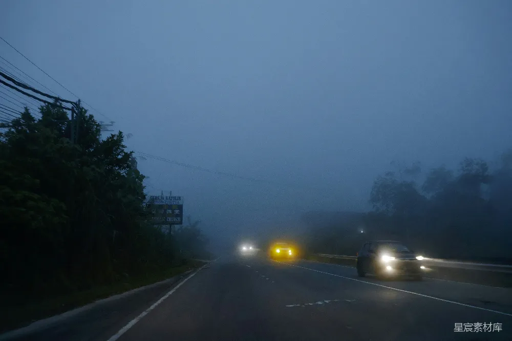 高清摄影 雾天 夜景 公路 汽车 行驶 雾中行驶的夜景