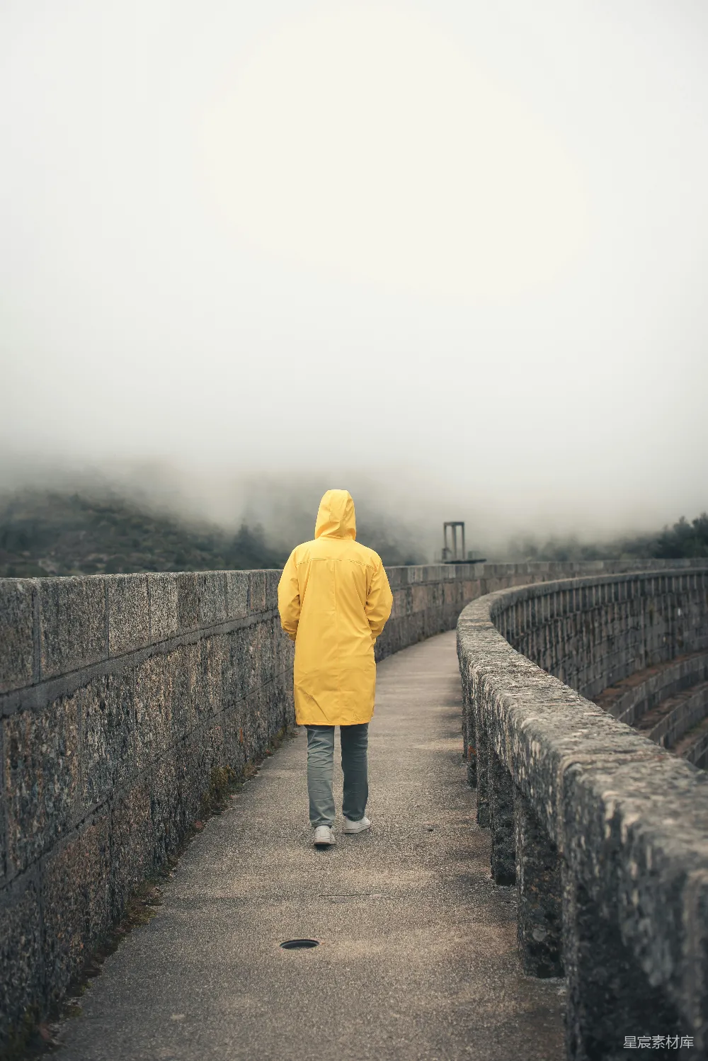 高清摄影 孤独 雨衣 雾 桥 旅行 雾中独行者