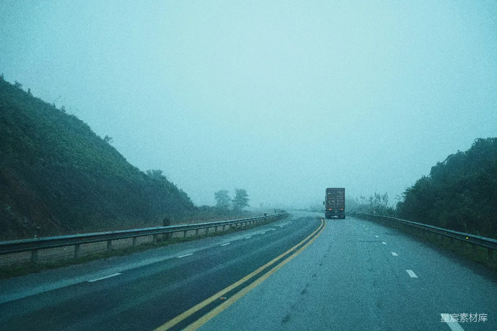 高清摄影 高速公路 雾景 旅行 风景 道路 雾中行驶的高速公路