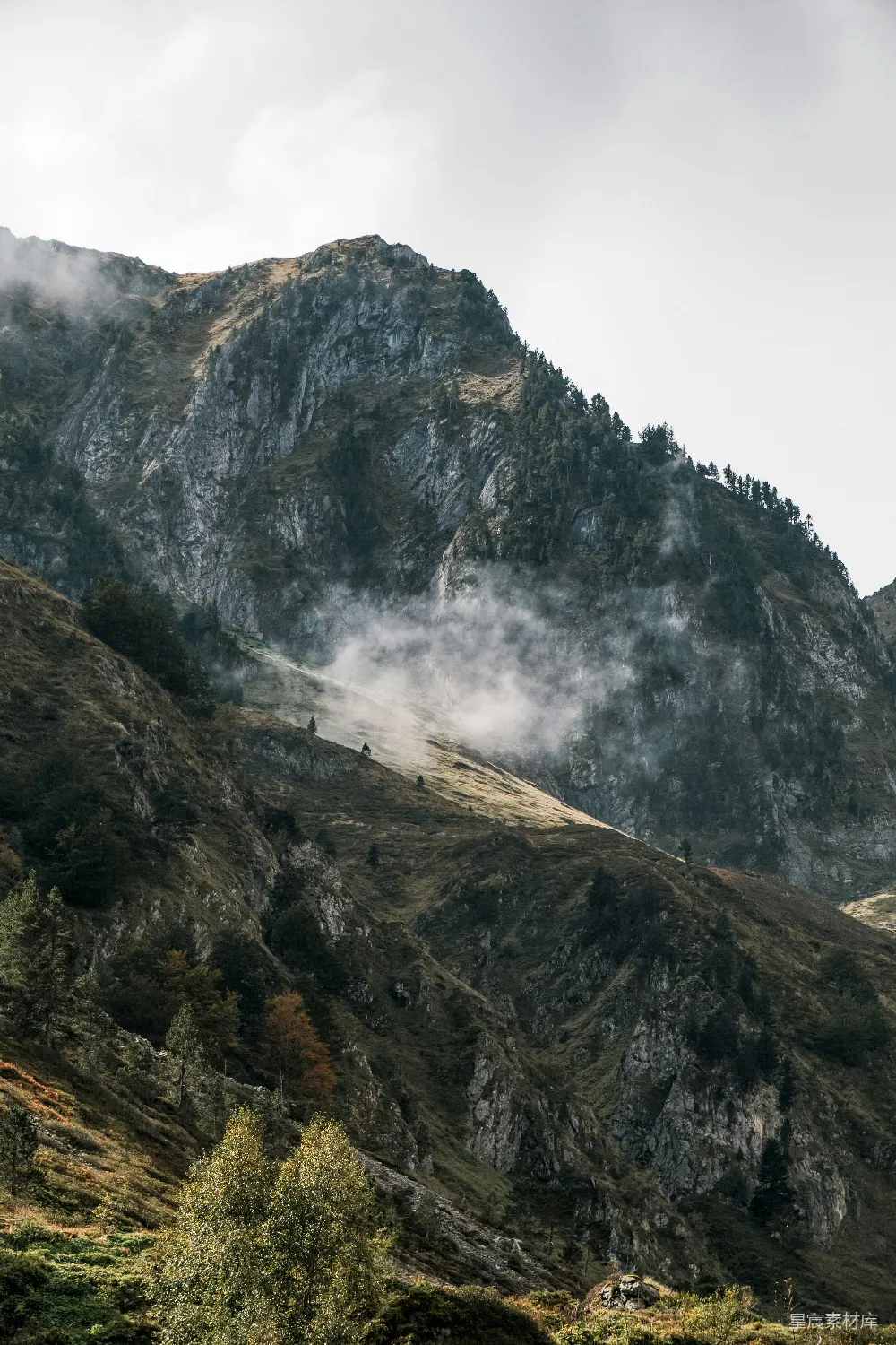 高清摄影 山峰 自然风光 云雾 户外 风景 云雾缭绕的山峰