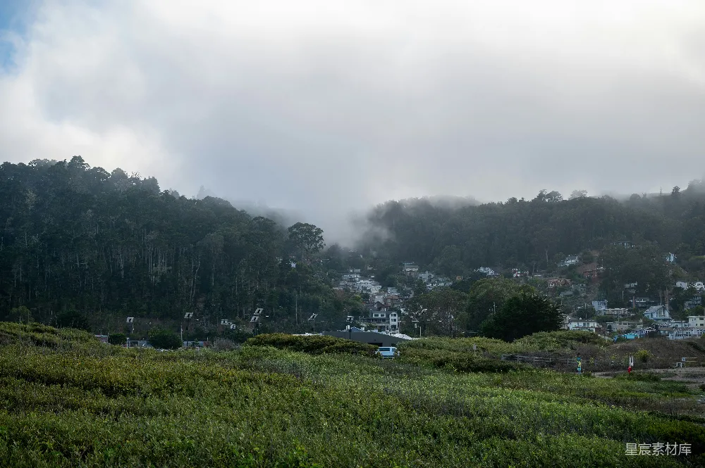 高清摄影 自然风光 山区 云雾缭绕 宁静 乡村 雾中小镇