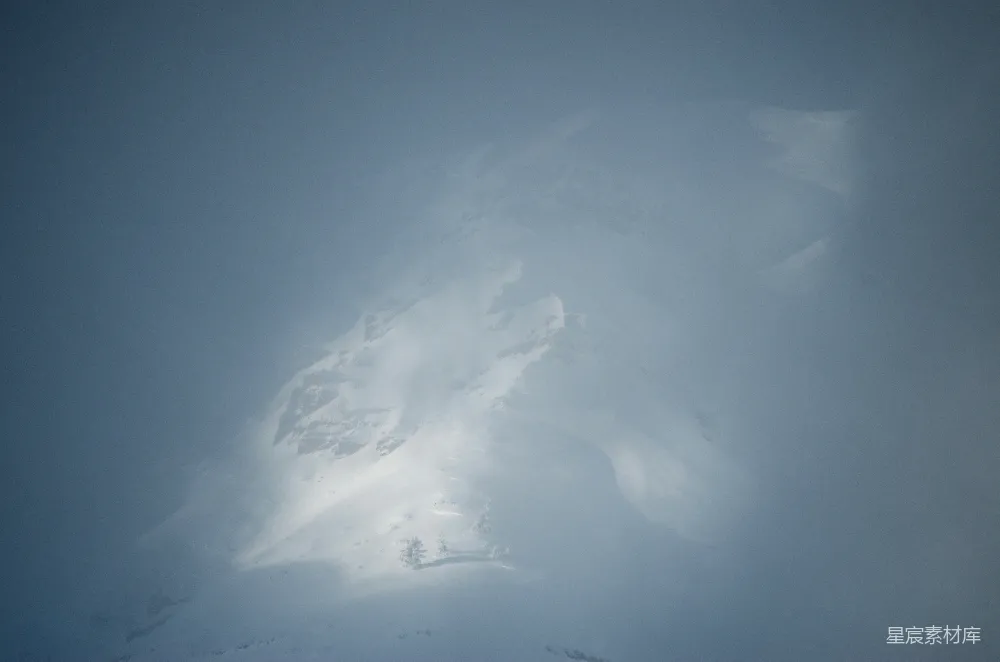 高清摄影 雪峰 雾气 自然风光 冬季 户外 雾中雪峰