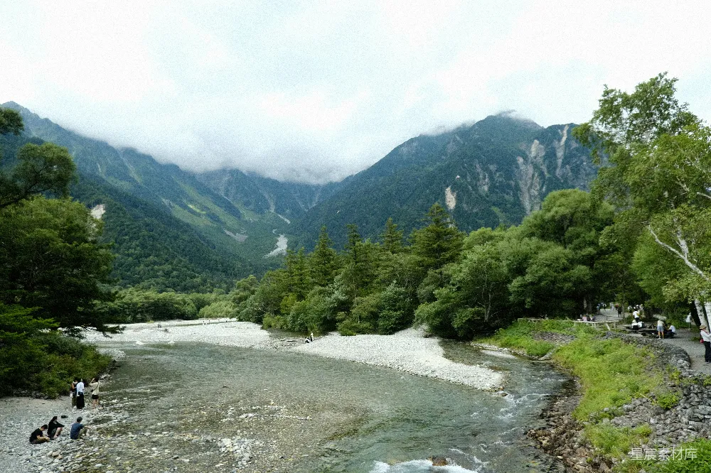 高清摄影 自然风光 户外旅行 山脉 宁静 河流 山谷中的河流与远山