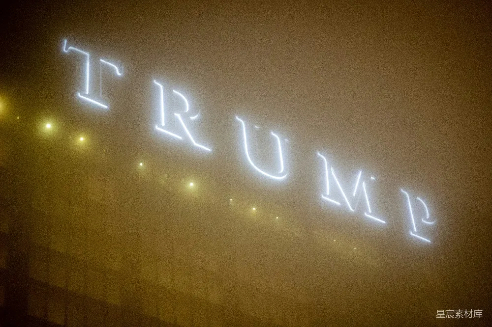 这张图片展示了一个夜晚的场景，招牌上的“Trump”字迹在雾气中显得朦胧而神秘。霓虹灯在雾中散发出柔和的光芒，周围点缀着几点微弱的灯光，营造出一种独特的氛围。这种场景适合用作都市夜景、城市生活或夜间活动的背景。