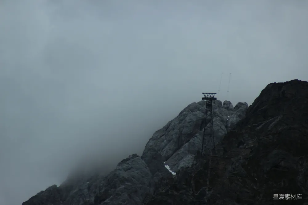 高清摄影 山峰 雾气 避雷针 户外 自然 雾中的山峰与避雷针