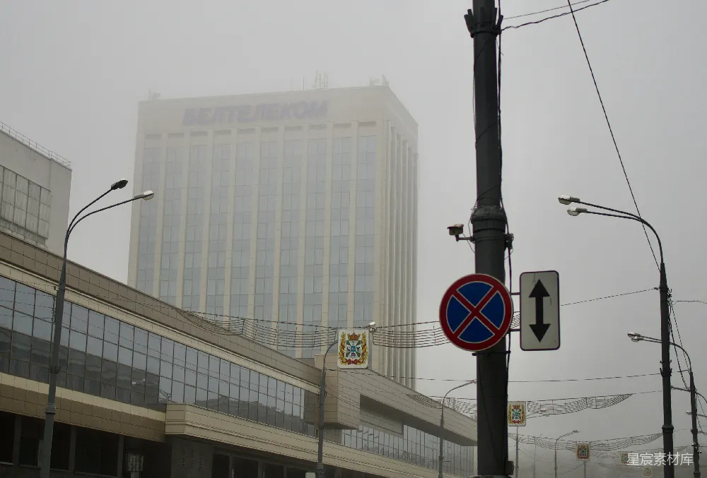 高清摄影 城市 雾天 建筑 交通标志 现代 雾中城市街景