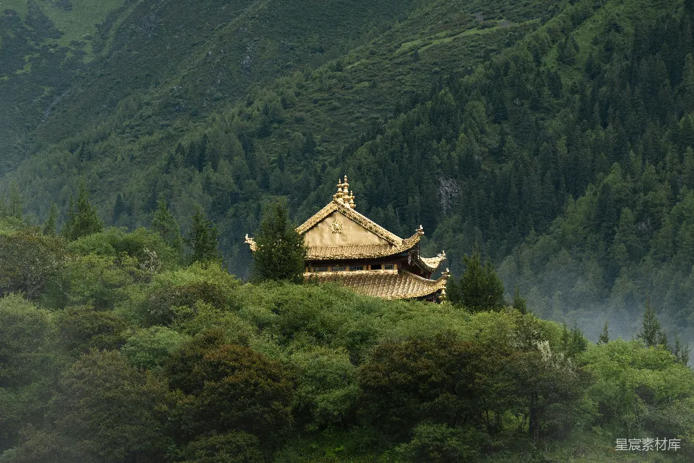 高清摄影 寺庙 自然风光 藏式建筑 山林 宁静 藏式寺庙与青山环绕
