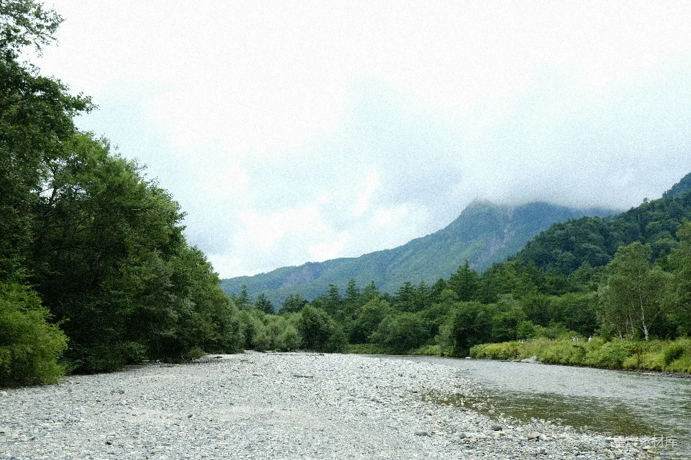 高清摄影 自然风光 山河景观 宁静 户外 风景 山间静谧的河流