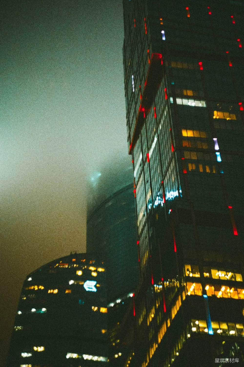 高清摄影 城市夜景 高楼 雾气 现代都市 城市风光 城市夜景中的高楼与雾
