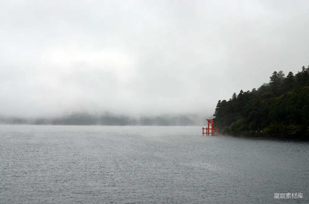 高清摄影 湖泊 雾气 日本 传统文化 自然风光 雾中的神秘红门