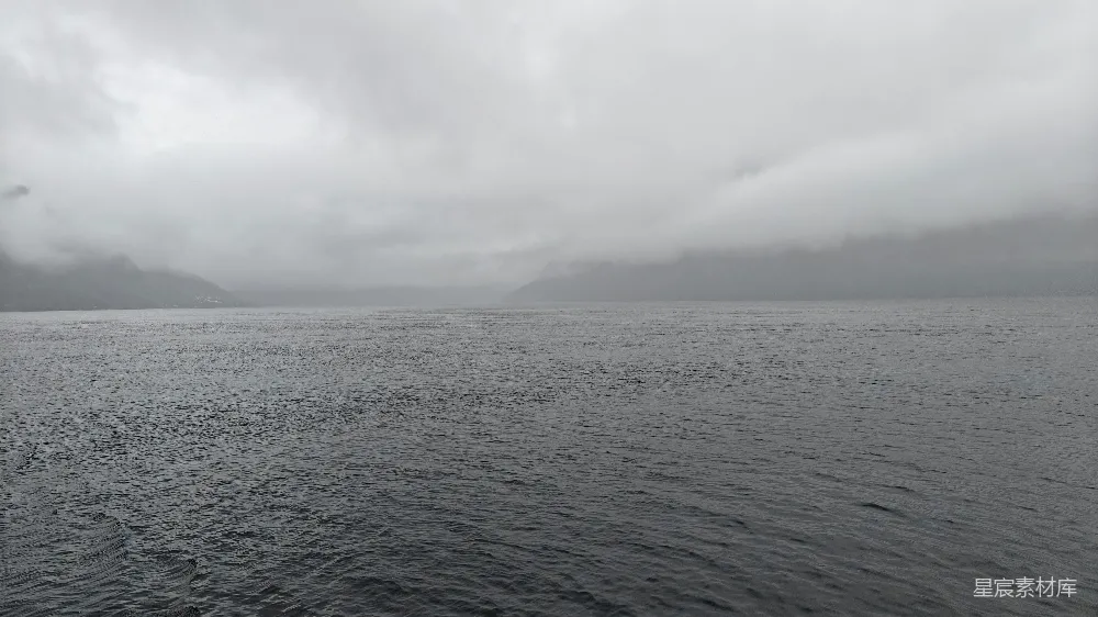高清摄影 湖泊 阴天 自然风光 宁静 户外 阴云密布的湖泊