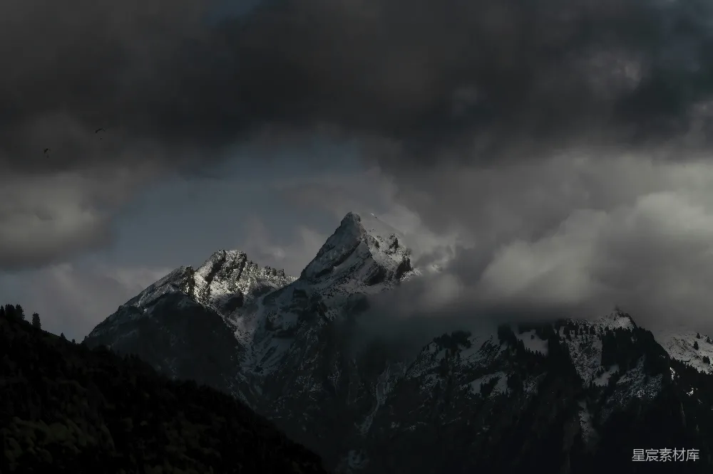高清摄影 雪山 自然风光 云层 户外摄影 宁静 云雾缭绕的雪山