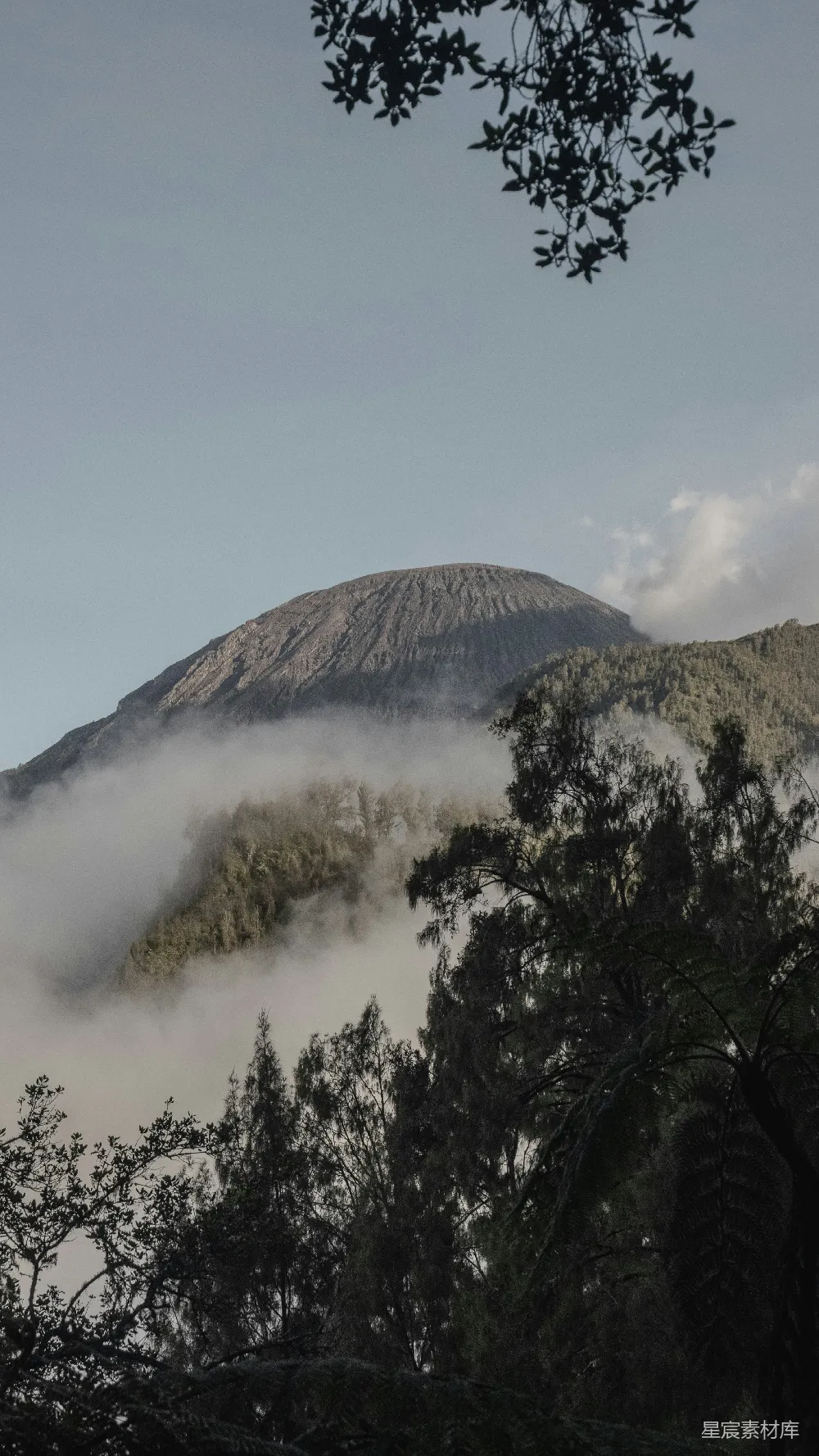 高清摄影 山景 自然风光 云雾缭绕 火山 宁静 云海中的火山