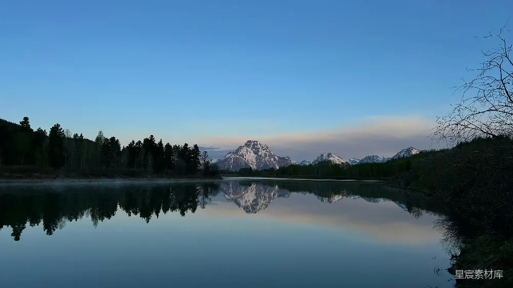 高清摄影 雪山 湖泊 自然风光 宁静 风景 静谧湖畔的雪山倒影