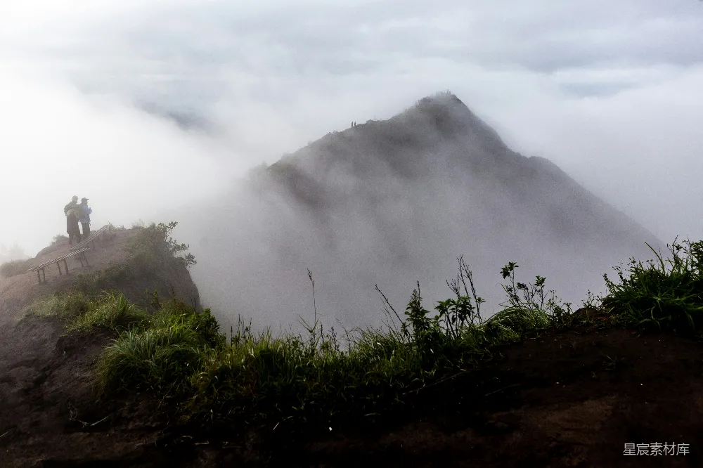 高清摄影 自然风光 户外旅行 雾气缭绕 山峰 探险 雾中的山峰与旅行者