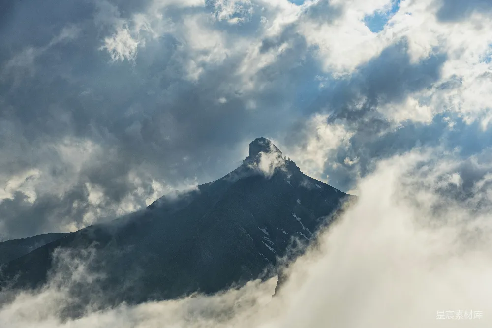 高清摄影 山峰 云雾 自然景观 旅行 风景 云雾缭绕的山峰