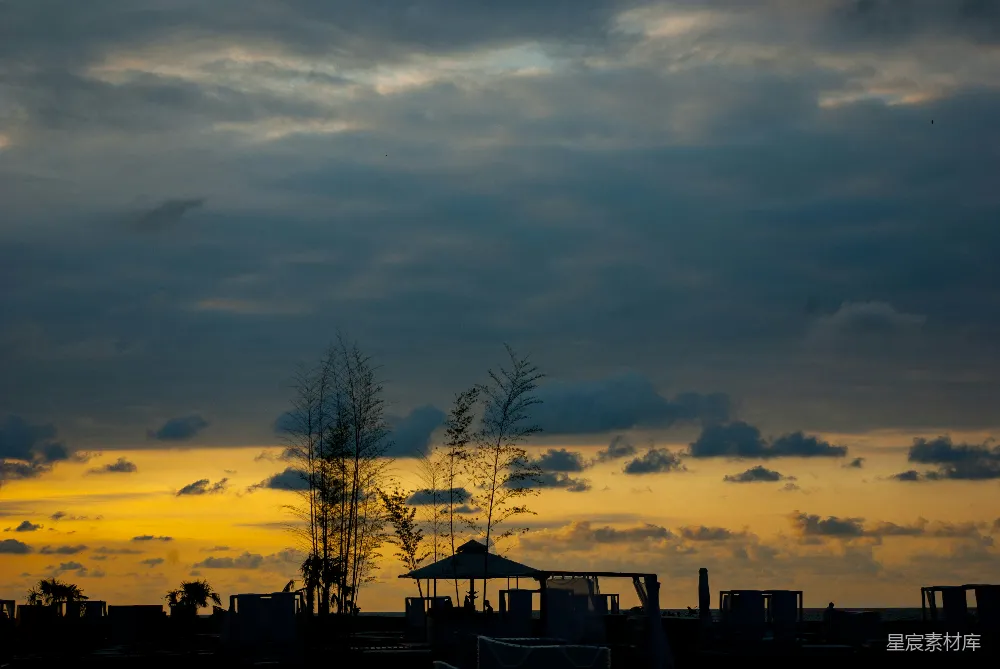 高清摄影 夕阳 屋顶花园 自然美景 宁静 户外 夕阳下的屋顶花园