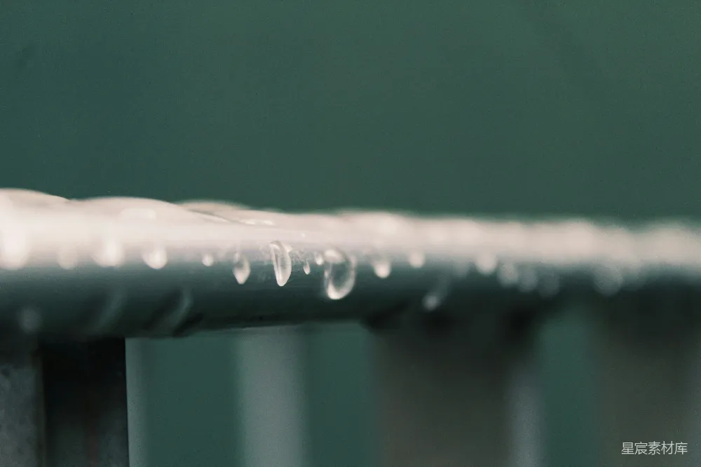 高清摄影 雨后 水珠 栏杆 清新 自然 雨后栏杆上的水珠