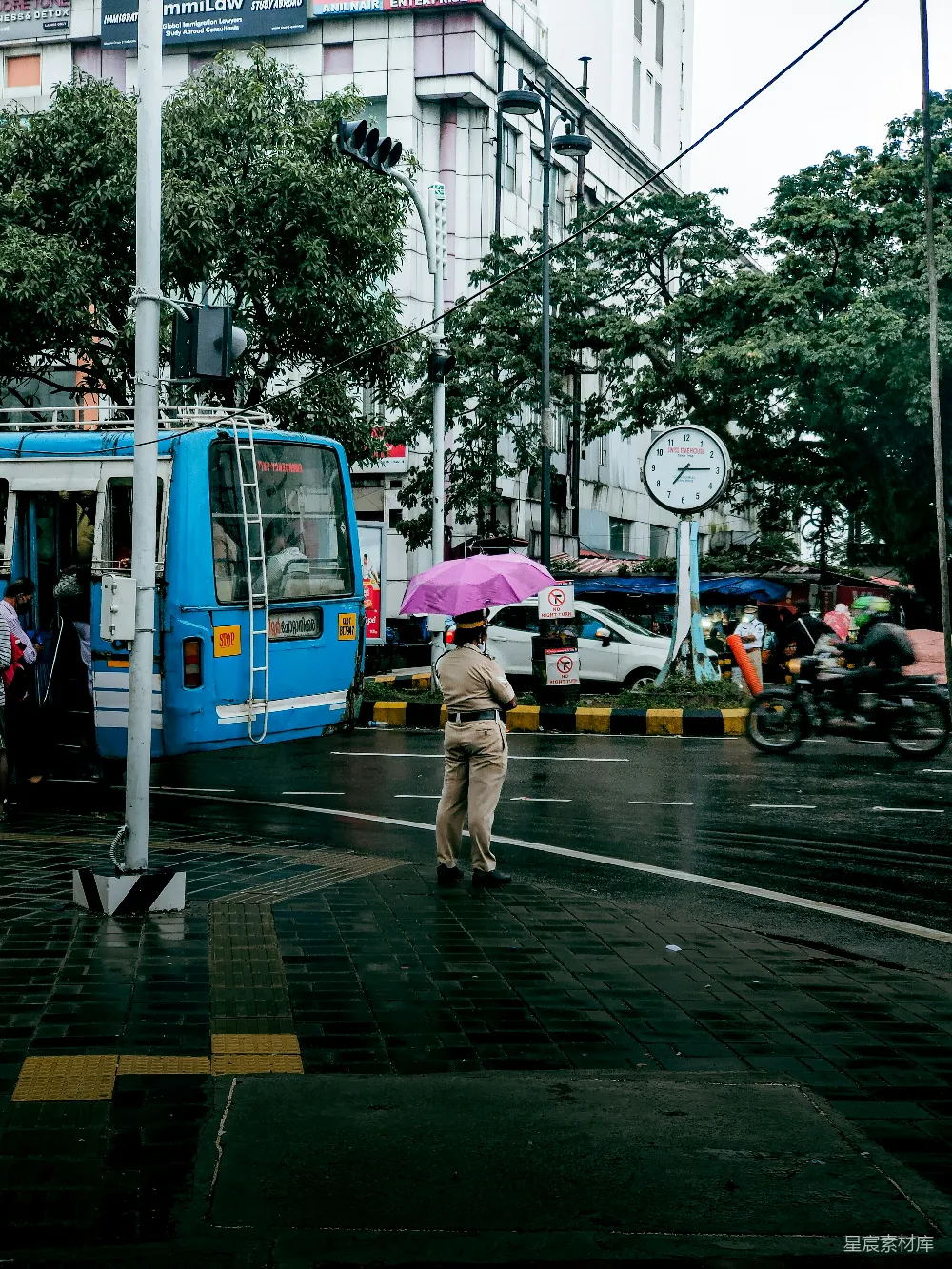 高清摄影 城市 雨天 街道 行人 钟表 雨中城市街景