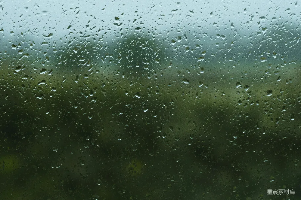 这张图片捕捉到了雨滴落在玻璃上的瞬间，形成了一个细腻的纹理效果。背景模糊，突出了雨滴的透明和晶莹，给人一种宁静而沉思的感觉。适合用作背景或抽象艺术元素。