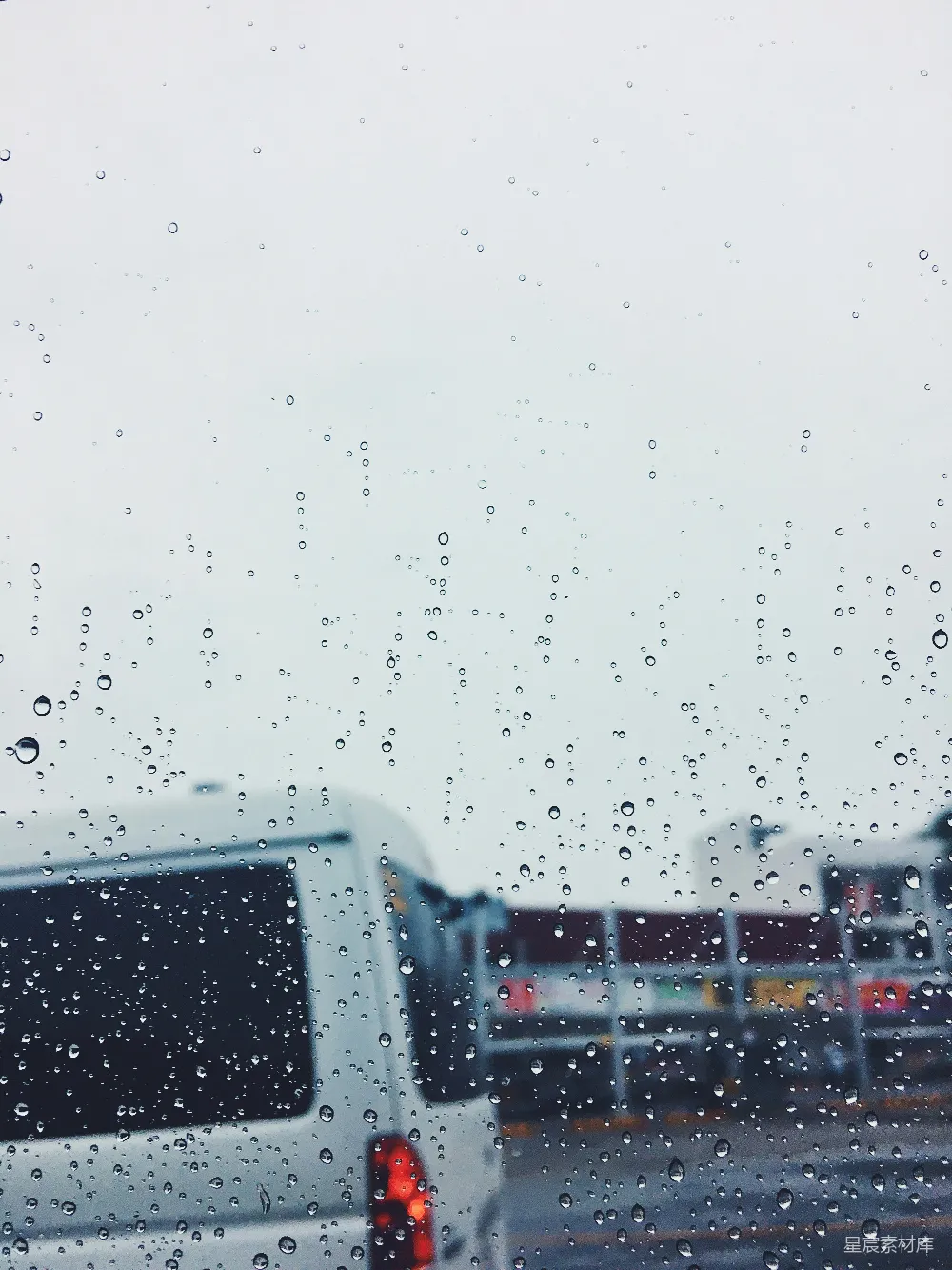 高清摄影 雨天 车流 窗外 湿润 城市 雨天窗外的车流