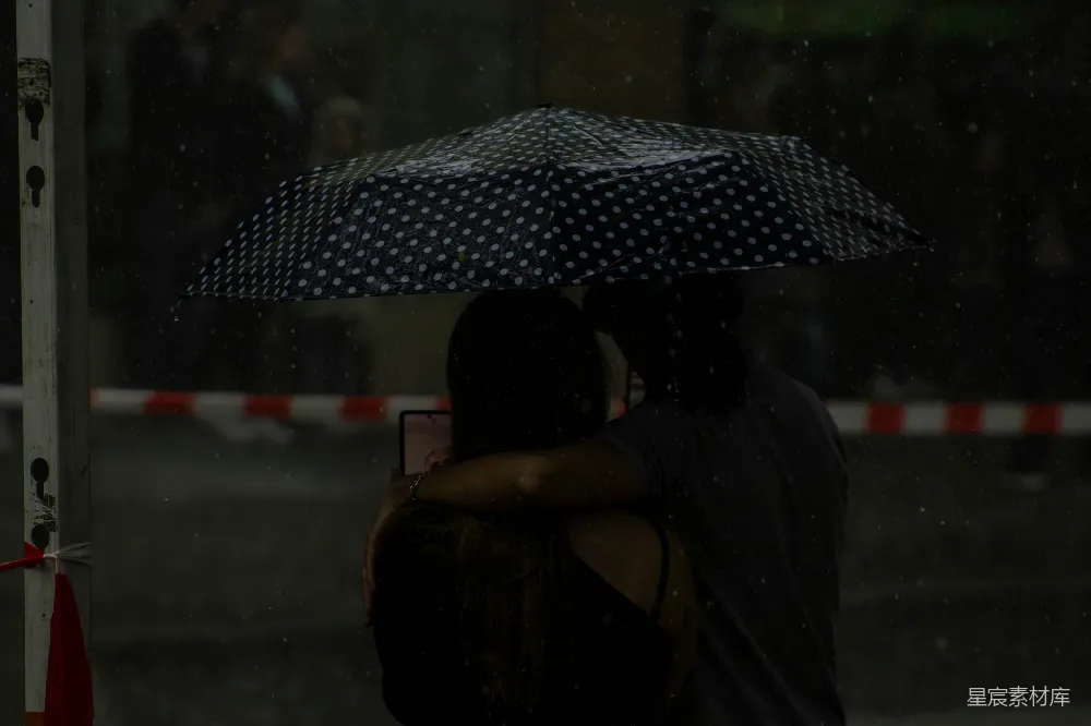 高清摄影 爱情 雨天 浪漫 情侣 伞 雨中牵手的温馨时刻