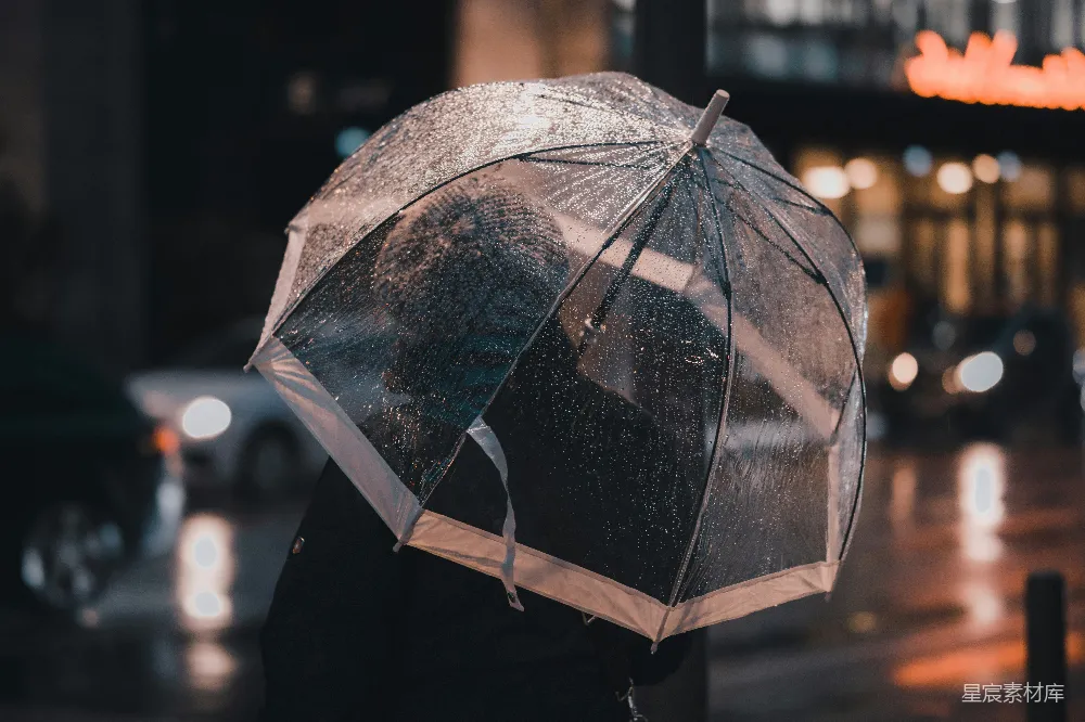 高清摄影 雨伞 夜晚 城市 孤独 静谧 雨夜中的透明伞