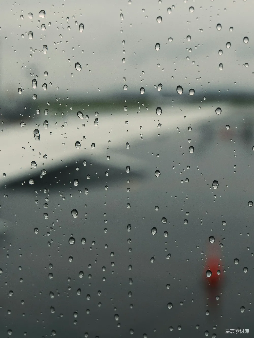 高清摄影 雨滴 玻璃 自然 静谧 雨后 雨后玻璃上的水滴