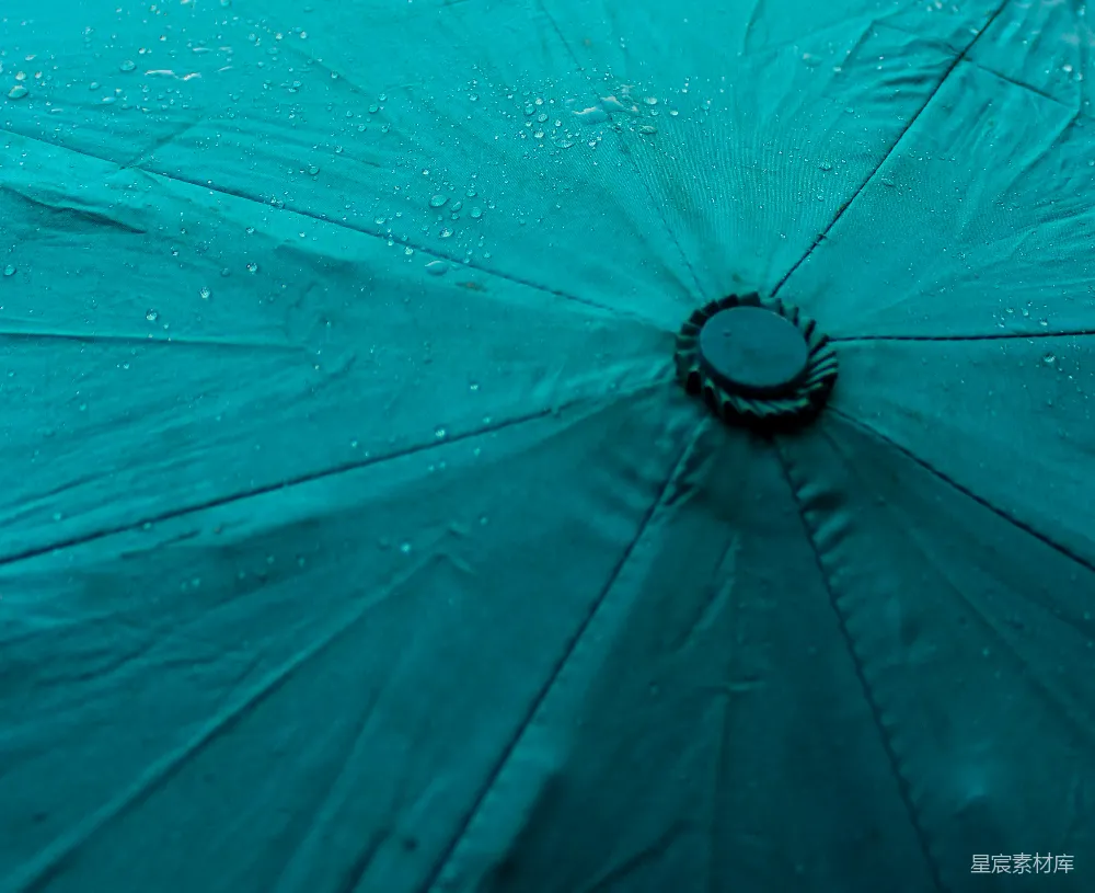 高清摄影 雨伞 水滴 青色 自然 特写 雨后青色雨伞的细节