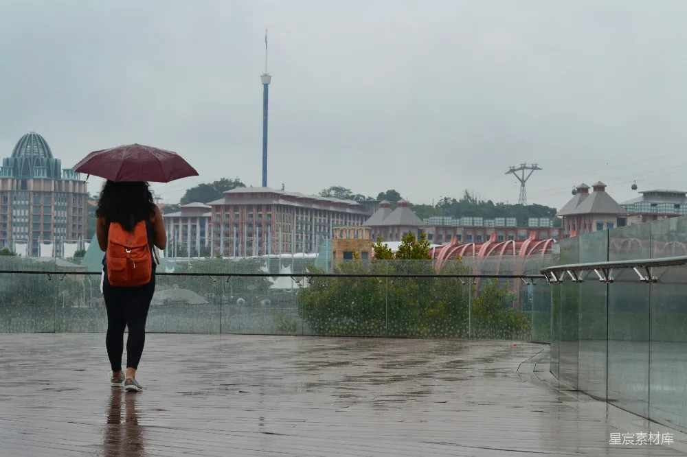 高清摄影 雨天 城市风光 休闲 户外活动 雨中漫步