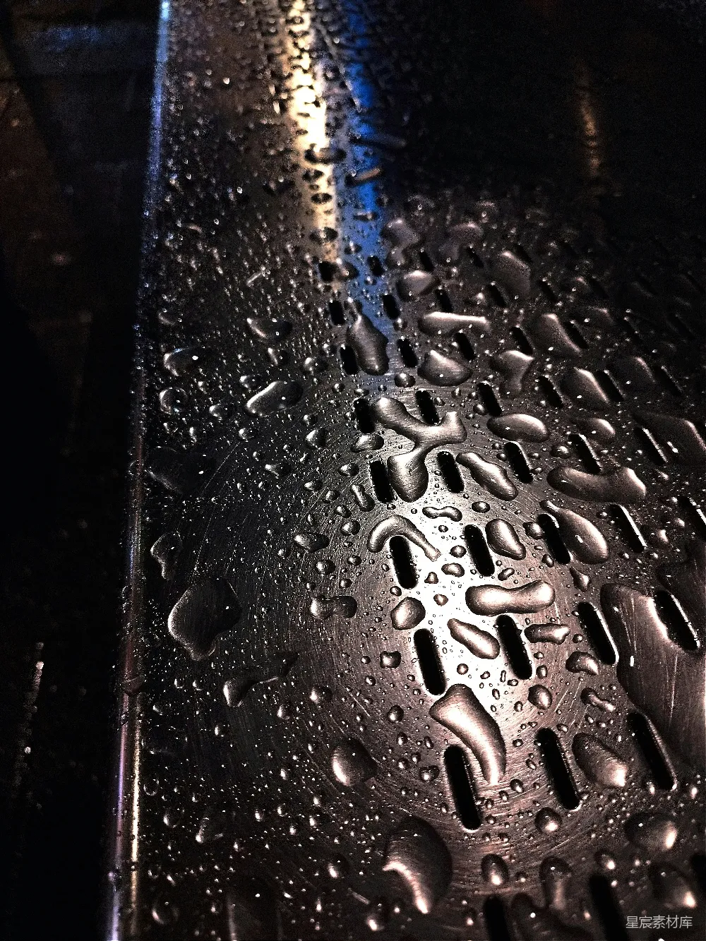 高清摄影 金属质感 水滴 雨后场景 质感纹理 自然光影 雨后金属质感的水滴