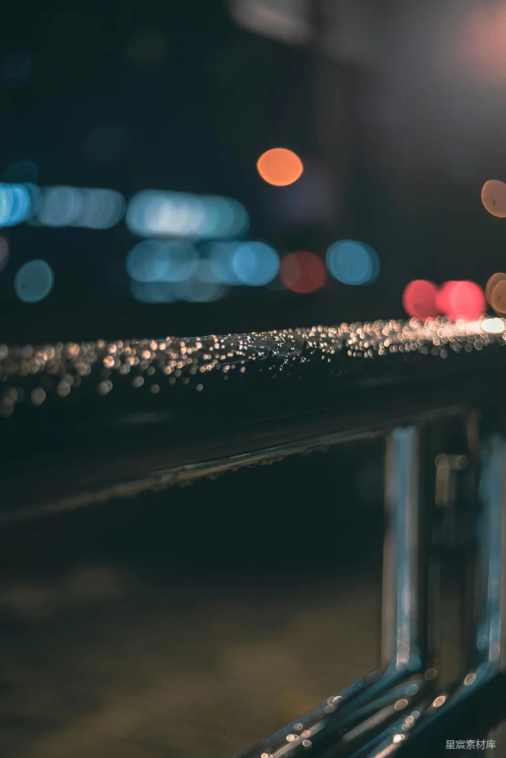 高清摄影 夜景 雨滴 光斑 城市 静谧 夜幕下的雨滴与光斑
