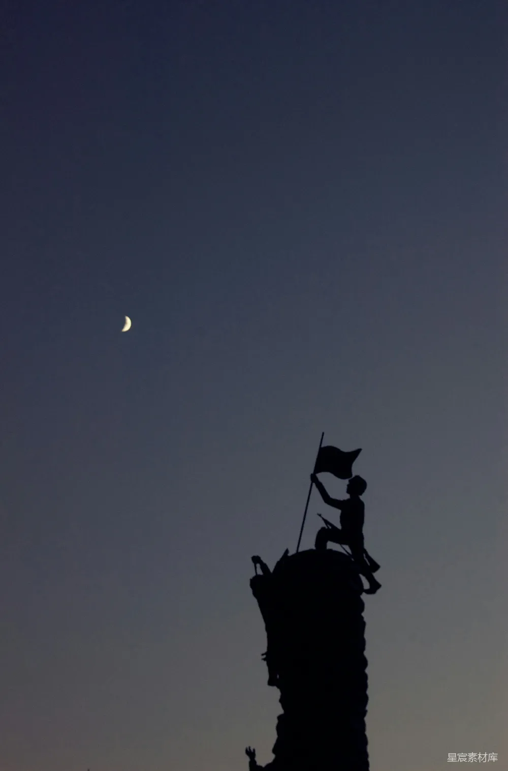 高清摄影 夜空 雕塑 月亮 胜利 剪影 夜空下的胜利者