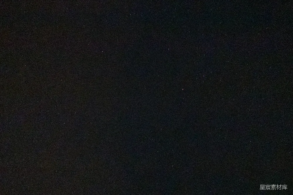 这张图片展示了一个宁静而深邃的夜空，点缀着无数闪烁的星星，营造出一种神秘而宁静的氛围。适合用作自然摄影、宇宙探索或宁静氛围的背景图。
