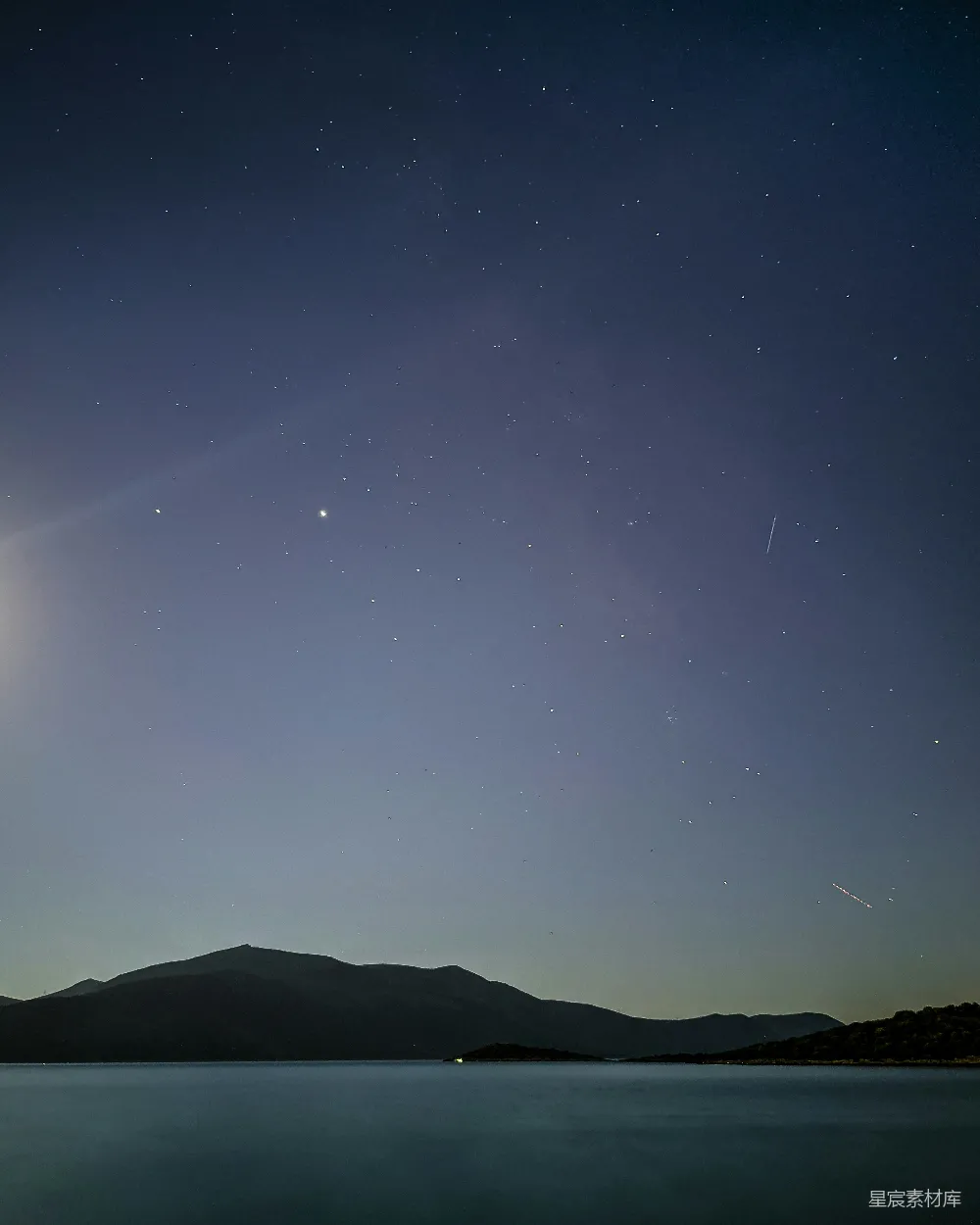 高清摄影 夜景 星空 湖面 山脉 宁静 夜空下的静谧湖景