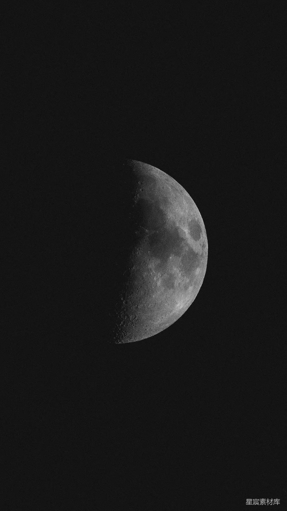 这张图片展示了一轮新月在夜空中静谧地悬挂在黑暗的背景中，月球表面的细节清晰可见，给人一种宁静与神秘的感觉。适合用作壁纸或背景图，营造出一种深邃而沉静的氛围。