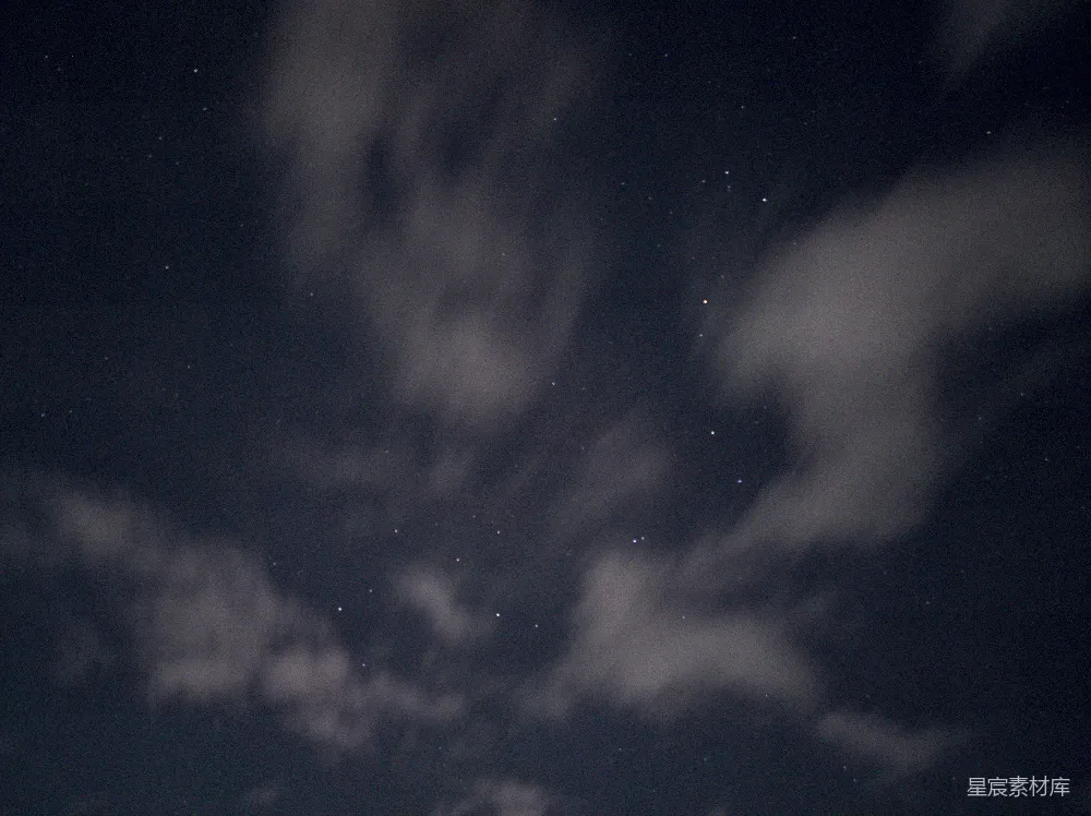 高清摄影 夜空 云层 星星 宁静 自然 夜空中的云与星星