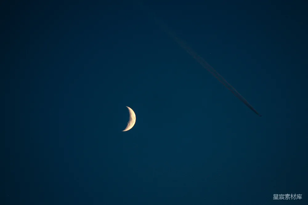高清摄影 月亮 夜空 飞机 自然 宁静 新月与飞机尾迹