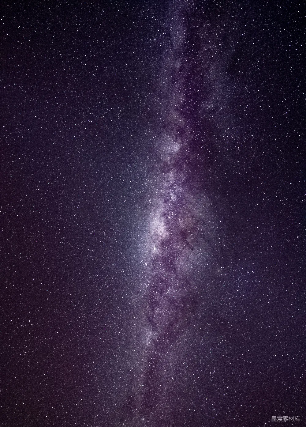 这张图片展示了夜空中璀璨的银河，银河的中央部分特别明亮，星云状的结构清晰可见，周围点缀着无数的星星，给人一种神秘而壮丽的感觉。适合用作宇宙、自然和太空主题的背景素材。