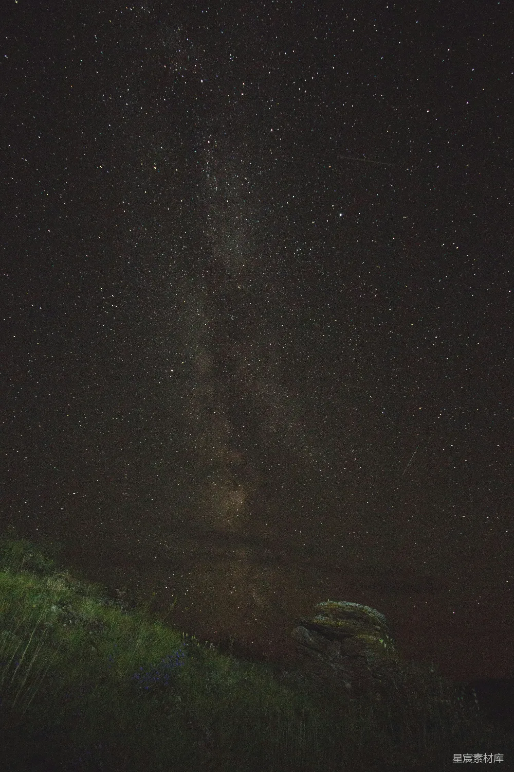 高清摄影 星空 夜景 自然 宁静 户外 夜空下的草地