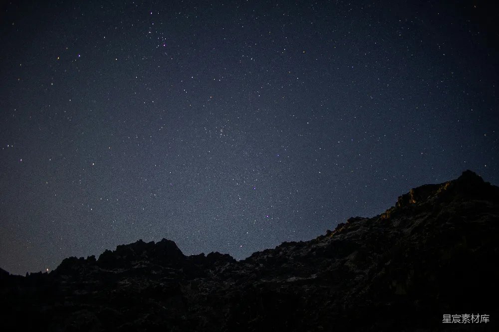 高清摄影 夜景 星空 自然 宁静 户外 夜空下的山峦