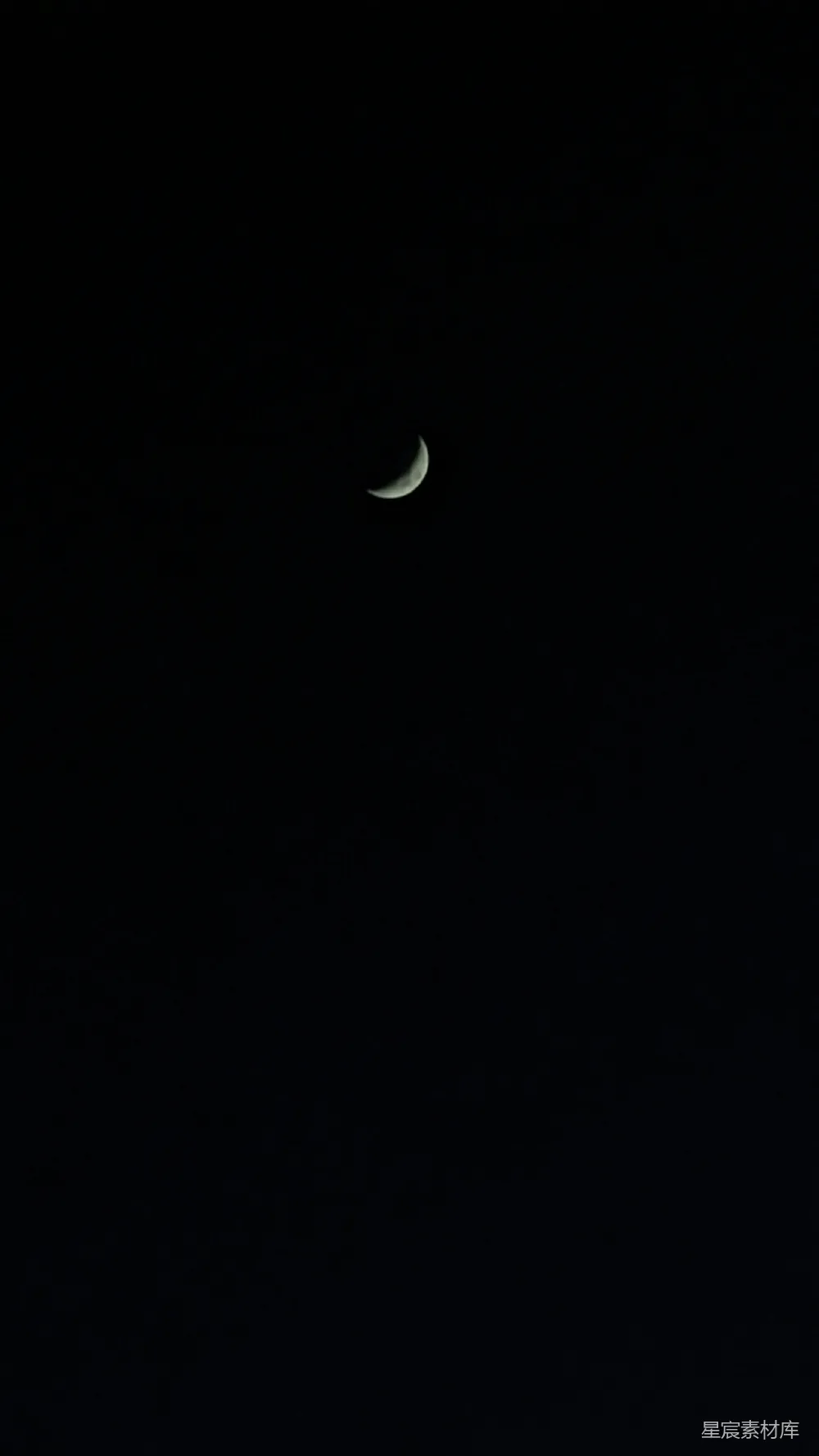 这张图片展示了一个宁静的夜晚，夜空中只有一个月亮，月亮呈现出一个新月的形状。整个画面被漆黑的夜空所包围，只有月亮发出柔和的光芒，营造出一种宁静和神秘的氛围。这种场景非常适合用于表达宁静、浪漫或自然的主题。