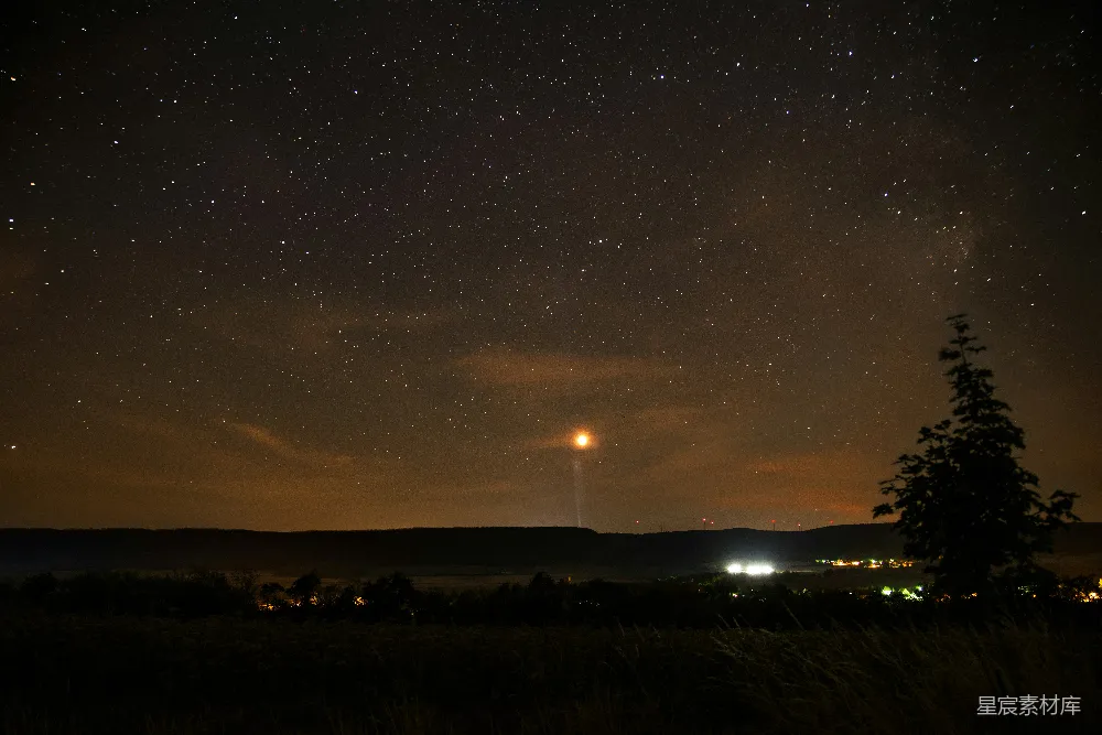 高清摄影 夜景 星空 自然 宁静 城市 夜幕下的星河与光束