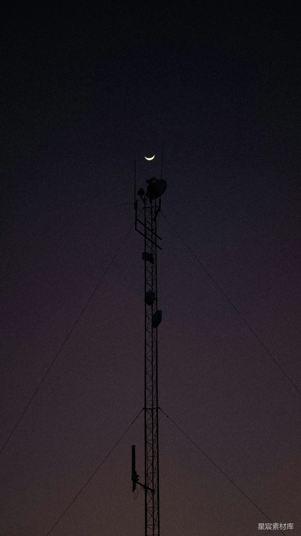 高清摄影 夜景 月亮 天线塔 静谧 自然与科技 塔顶的弯月