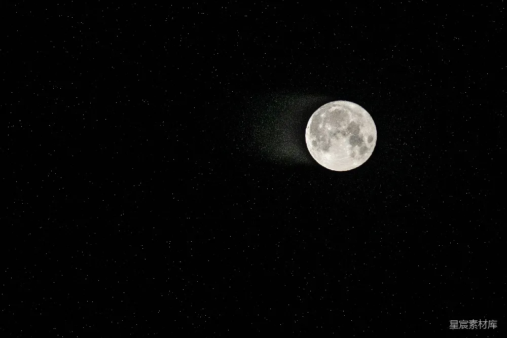 这张图片展示了一个宁静的夜空，月亮高挂在星空之中，周围点缀着无数星星。月亮的细节清晰可见，散发出柔和的光辉，营造出一种静谧而神秘的氛围。适合用于表达宁静、思念或自然美景的主题。