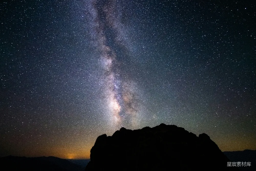 高清摄影 星空 银河 山景 夜景 自然 银河与山峰的静谧夜晚