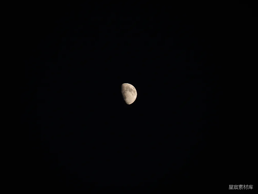 这张图片展示了一个宁静的夜空中，一轮新月孤单地悬挂在黑暗的天幕之上。新月的轮廓清晰，呈现出柔和的白色，与深邃的夜空形成鲜明对比，营造出一种宁静而神秘的氛围。适合用于表现自然之美、宁静的夜晚或诗意的场景。