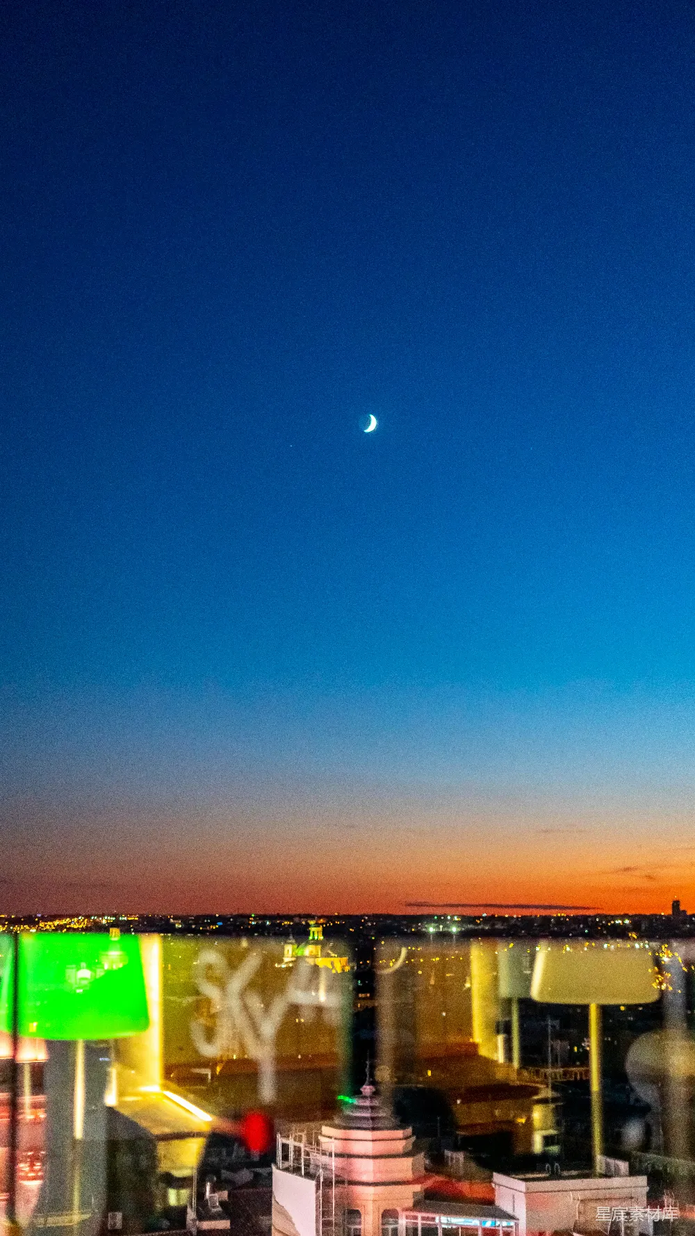 高清摄影 夜景 城市 新月 城市轮廓 城市天际线 夜空中的新月与城市轮廓