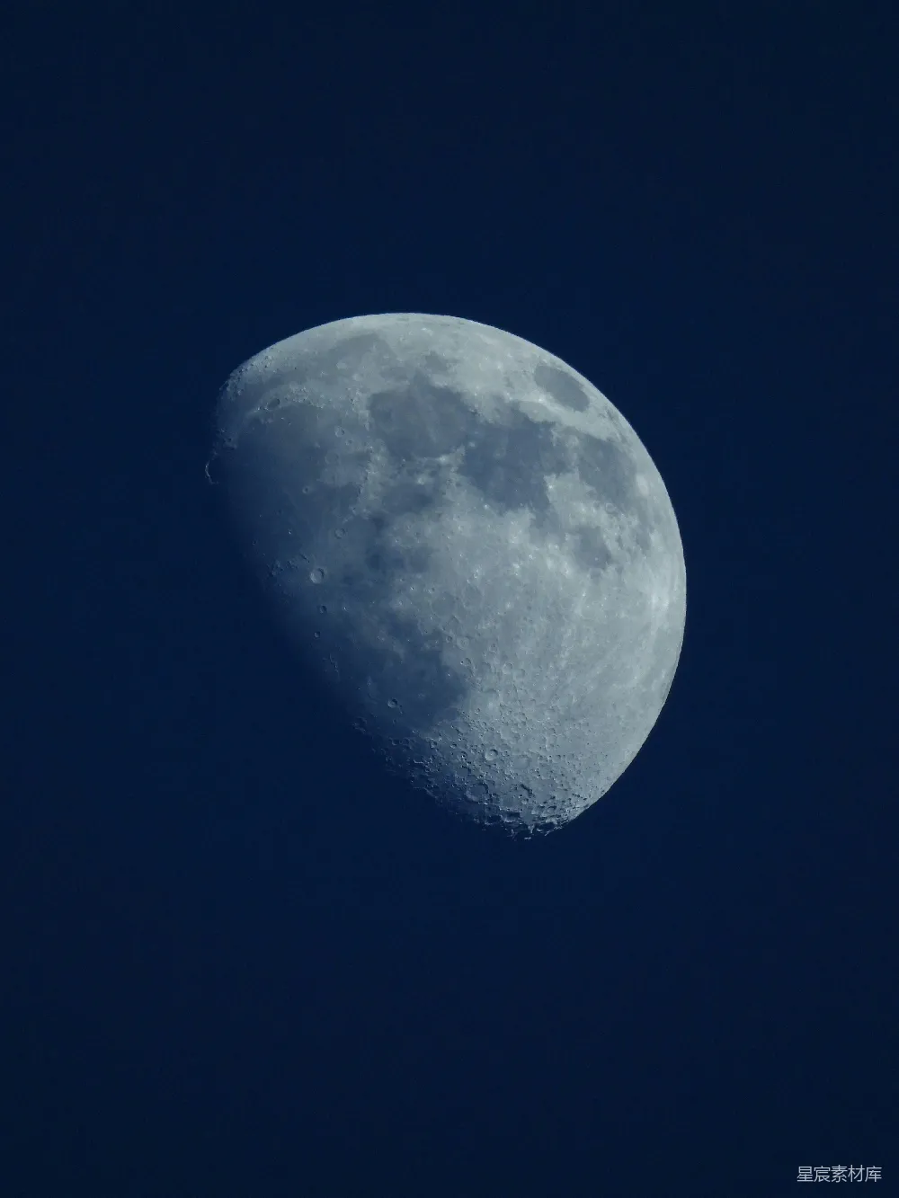 高清摄影 月亮 夜景 自然 宁静 美丽 夜空中的半圆月亮