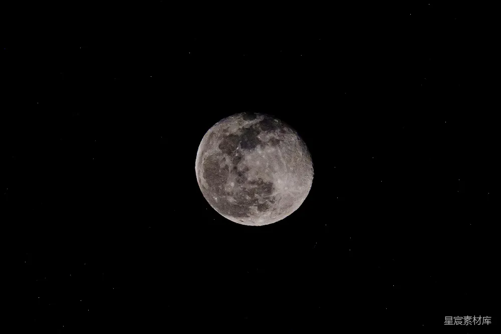 这张图片展示了夜空中的月亮，背景是深邃的黑色，点缀着许多星星。月亮表面细节清晰，呈现出灰白色的不规则斑块，给人一种宁静而神秘的感觉。这种场景适用于自然风光、天文教育或任何需要宁静氛围的场景。